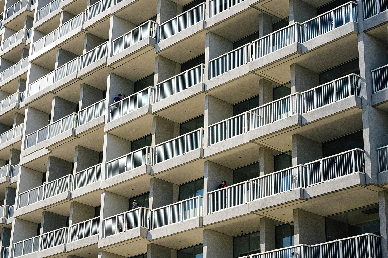 Detalle de balcones repetidos en una torre residencial