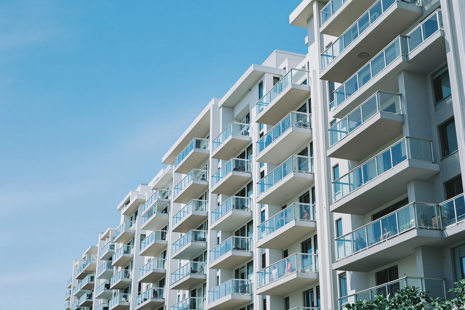 Edificios de departamentos contemporáneos con balcones