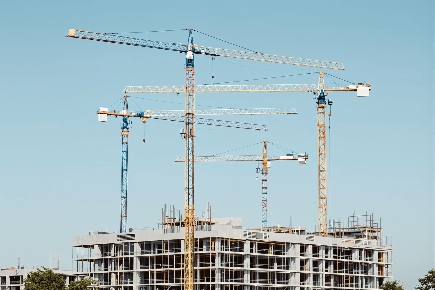 Obra en construcción con grúas torre
